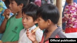 ၈၈မျိုးဆက် (ငြိမ်းချမ်းရေးနှင့် ပွင့်လင်းလူ့အဖွဲ့အစည်း) ကံစီးရွာတွင် နေထိုင်နေကြသော စစ်ဘေးရှောင်ဒုက္ခသည်များအားတွေ့ဆုံစဉ်။ (ဓာတ်ပုံ/ ၈၈ ငြိမ်းပွင့်fb)