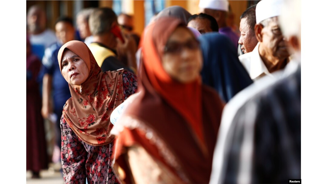People line up to vote during the general election in Alor Setar, Malaysia, May 9, 2018.