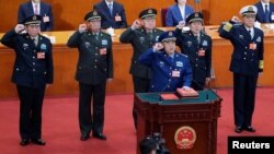资料照：2018年3月18日，新一届中国国家中央军委大部分成员在北京人民大会堂宣誓就职。排名第一的副主席许其亮手抚宪法，后排从左到右：委员张升民、李作成、副主席张又侠、委员魏凤和、苗华。