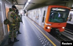 比利时士兵在布鲁塞尔地铁站内巡逻（2015年11月25日）