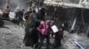 Wata mata tare da yara na gudun neman tsira biyo bayan harin dakarun gwamnatin Syria a yankin Ghouta.