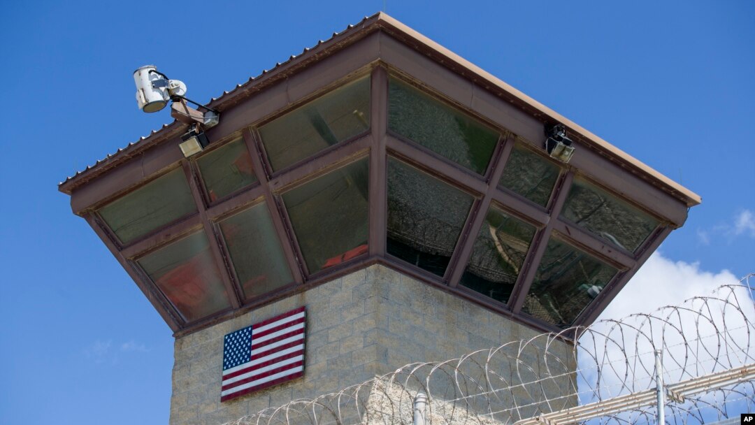 Foto Achiv: Yon drapo Ameriken vole sou tou kontwol Kan VI, yon sant detansyon ki sitye nan baz fos naval Etazuni genyen nan Guantanamo, Cuba. 