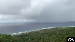 关岛最北端的瑞提迪恩岬(Ritidian Point)，下面就是瑞提迪恩海滩，偷渡客进入关岛的登陆点之一。天气好的时候可以从这里看到北马里亚纳群岛最南端的罗塔岛(Rota)。