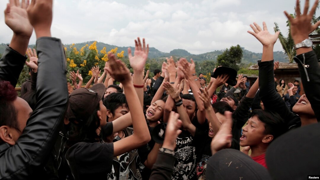 Punk community members dance during a punk music festival in Bandung, Indonesia West Java province, March 23, 2017. Picture taken March 23, 2017.