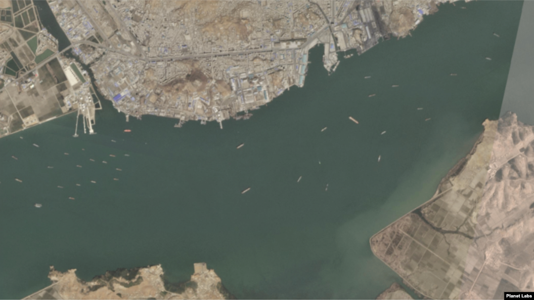 북한 남포항 일대를 촬영한 위성사진에는 100여 척의 선박이 보인다. 사진 제공: Planet Labs.