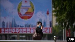 지난 9월 평양에서 우산을 쓴 시민들. 