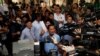 柬埔寨首相兼柬埔寨人民的主席洪森在甘丹省的一个投票站准备投票。(2018年7月29日)