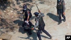 ရန်ကုန်၊ သာကေတမြို့နယ်တွင် ဆန္ဒပြသူတဦးကို ရိုက်နှက်ဖမ်းဆီးနေသည့် ရဲတပ်ဖွဲ့ဝင်များ။ (မေ ၆၊ ၂၀၂၁)