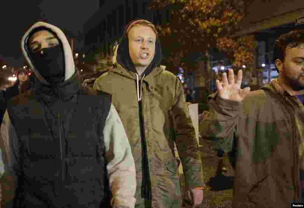 Rapper Macklemore junta-se aos manifestantes nas ruas de Seattle em solidariedade com os manifestantes de Ferguson depois de um Grande Júri ter decidido não acusar o agente da polícia Darren Wilson pela morte de Michael Brown. Seattle,&nbsp; Estado de Washington. Nov 24, 2014.&nbsp;