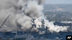 美国海军“邦霍姆·理查德”号军舰星期天起火