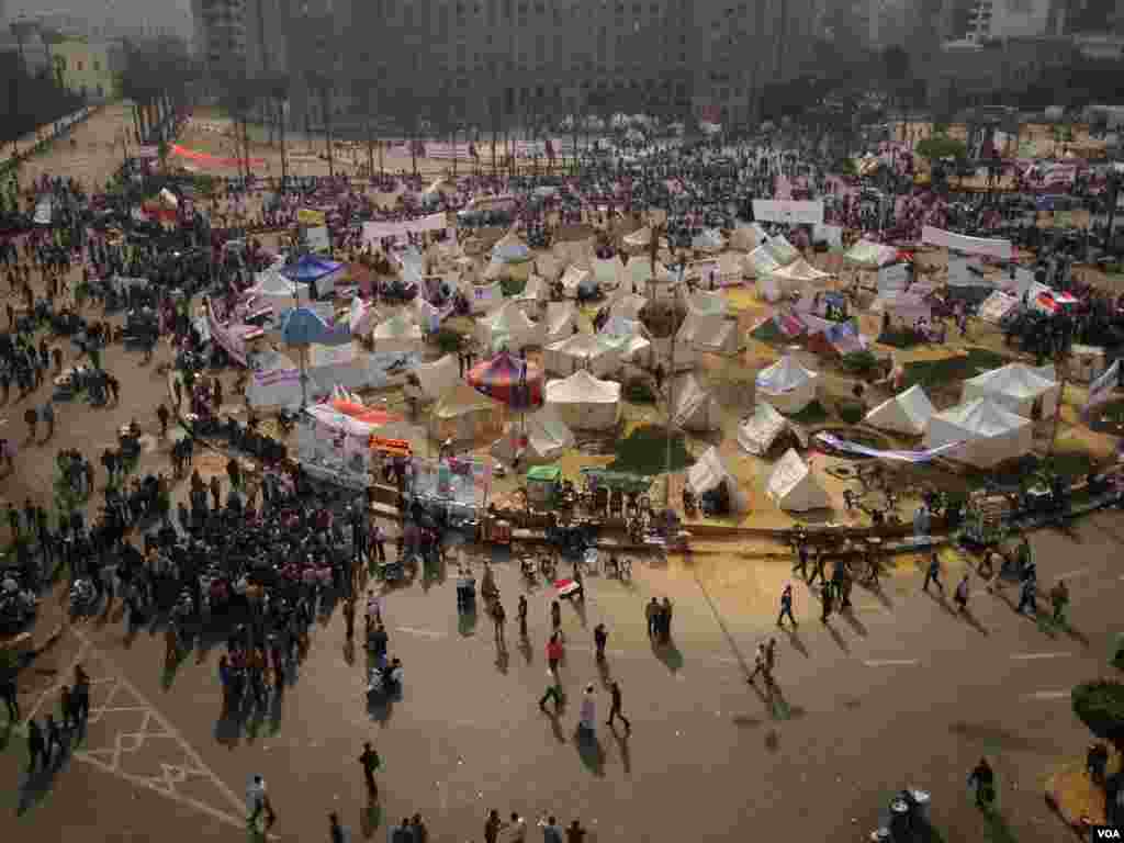 2012年11月27日，埃及开罗解放广场的抗议者和帐篷。（美国之音威克斯拍摄）