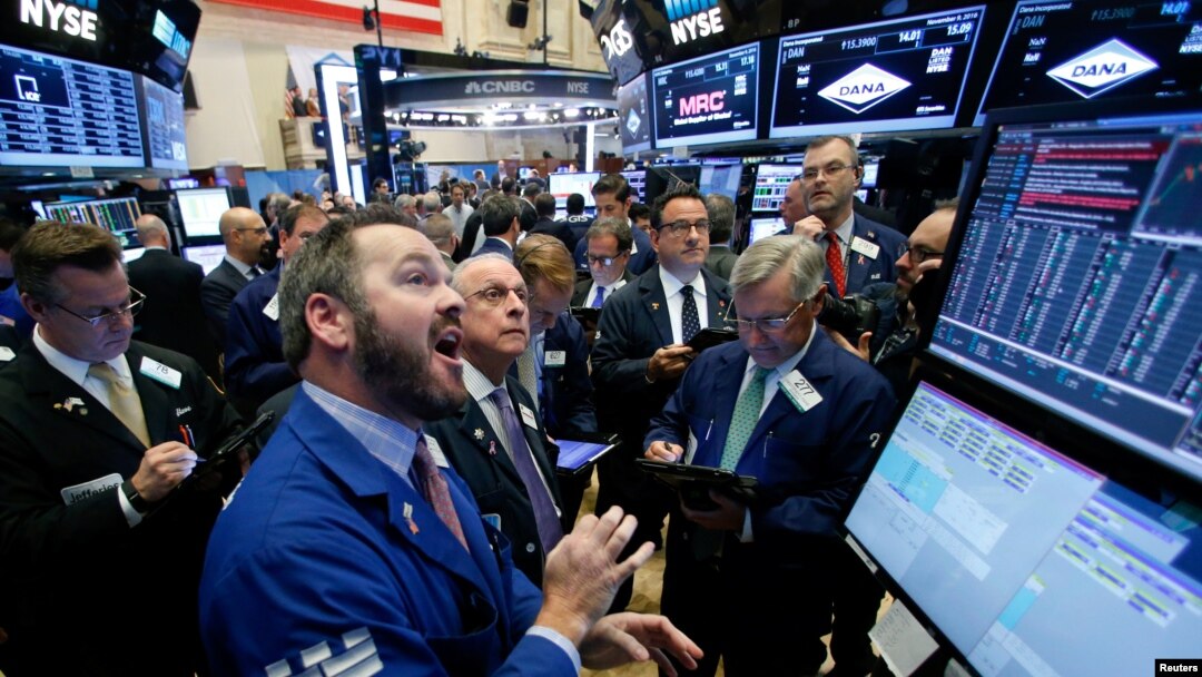 Traders work on the floor of the New York Stock Exchange (NYSE) the morning after the U.S. presidential election in New York City, Nov. 9, 2016. 