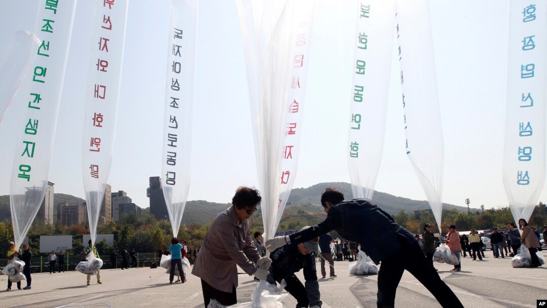 지난 2014년 10월 한국 파주에서 탈북민들이 김정은 정권을 규탄하는 내용의 전단을 북한으로 날려보내고 있다.