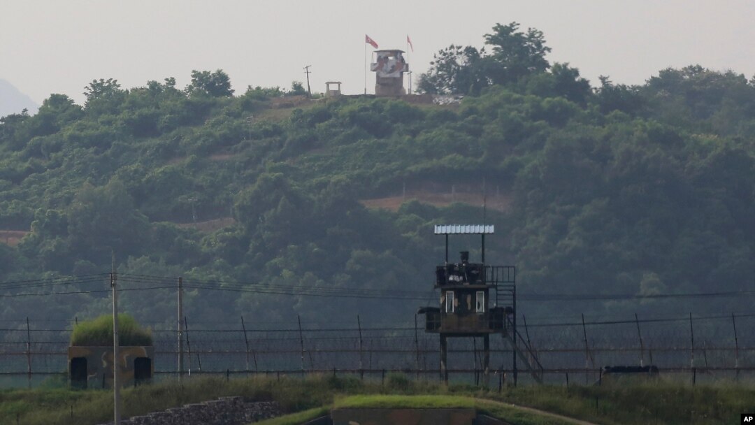 한국 비무장지대 남측 초소(아래)와 멀리 보이는 북측 초소.