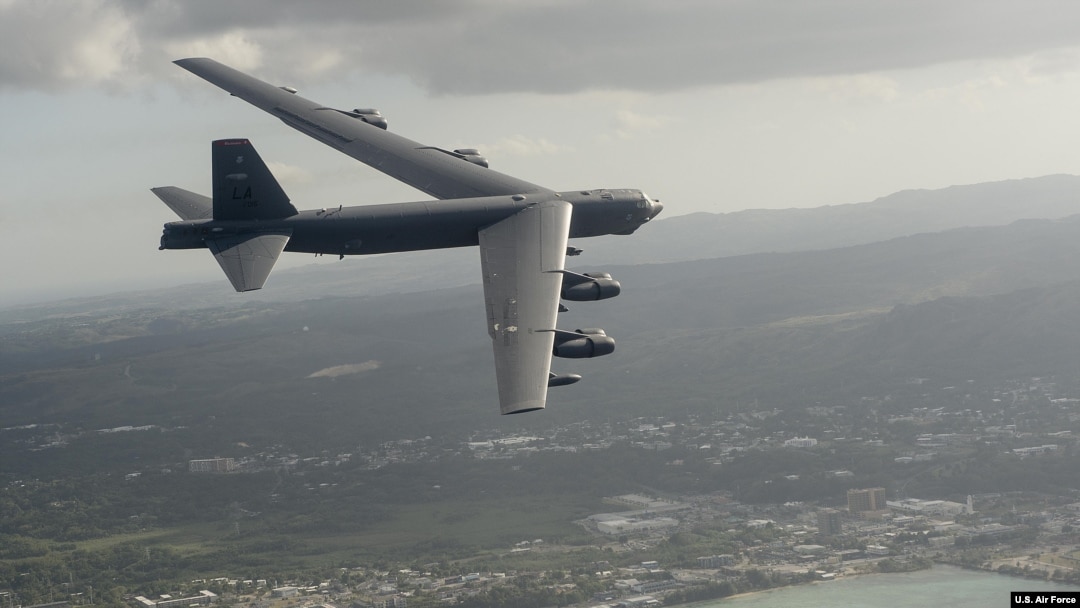 미 공군 B-52H 전략폭격기가 괌 해안 상공을 비행하고 있다.