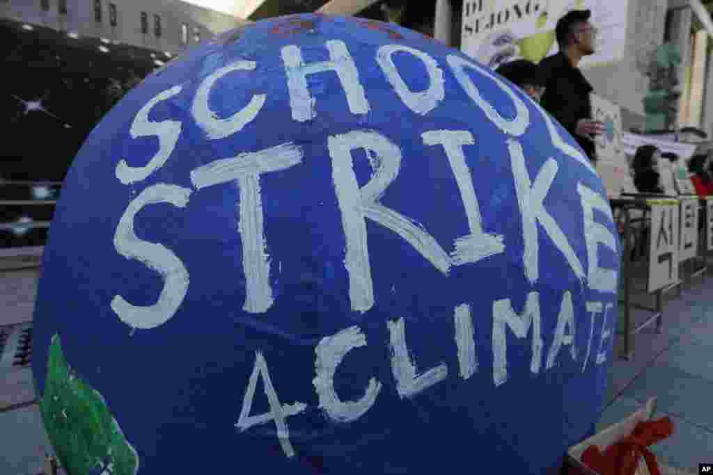 Estudiantes de Corea del Sur sostienen pancartas durante una manifestación por la huelga climática para el futuro en Seúl, Corea del Sur, el viernes 29 de noviembre de 2019. Más de 10 estudiantes asistieron a la manifestación exigiendo a sus gobiernos que tomen medidas suficientes contra el cambio climático.