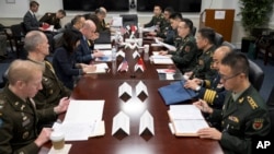 美国国防部提供的照片显示，负责中国、台湾与蒙古事务的副助理部长蔡斯与中国代表团在五角大楼举行年度美中防务政策协调会谈。(2024年1月9日)