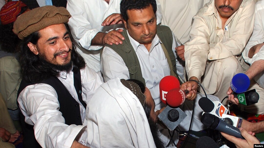 FILE - Pakistan Taliban commander Hakimullah Mehsud (L) during a news conference in South Waziristan, May 24, 2008 