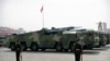 中国建国70周年，装载DF-17弹道导弹的军车在游行队伍中行驶。