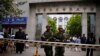 乌鲁木齐发生炸弹袭击后武警在第五中学门前站岗（2014年5月23日）