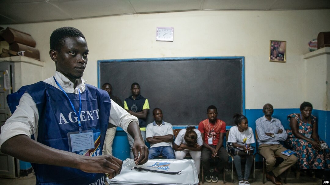 Botangi ya ba bulletins de vote nsima ya maponami, na Lubumbashi, RDC, 30 décembre 2018.