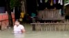 ပဲခူးတိုင်း၊ ပဲခူးမြို့ မြေနိမ့်ပိုင်းမှာ လူနေရပ်ကွက်နဲ့ လူသွားလမ်းတွေ ရေကျော်နေတဲ့အခြေအနေ။ (သြဂတ် ၄၊ ၂၀၁၃၄)