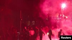 Protestuesit përplasen me policinë gjatë protestave në Nanterre, në periferi të Parisit. Francë, 29 qershor, 2023.
