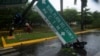Un automovilista pasa por un semáforo derribado por fuertes vientos y lluvias causados ​​por el huracán Beryl, una tormenta de categoría 2, en Playa del Carmen, México, el 5 de julio de 2024.