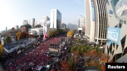 서울 도심에서 12일 열린 대규모 집회에서 참가자들이 박근혜 대통령 퇴진을 요구하는 구호를 외치고 있다.