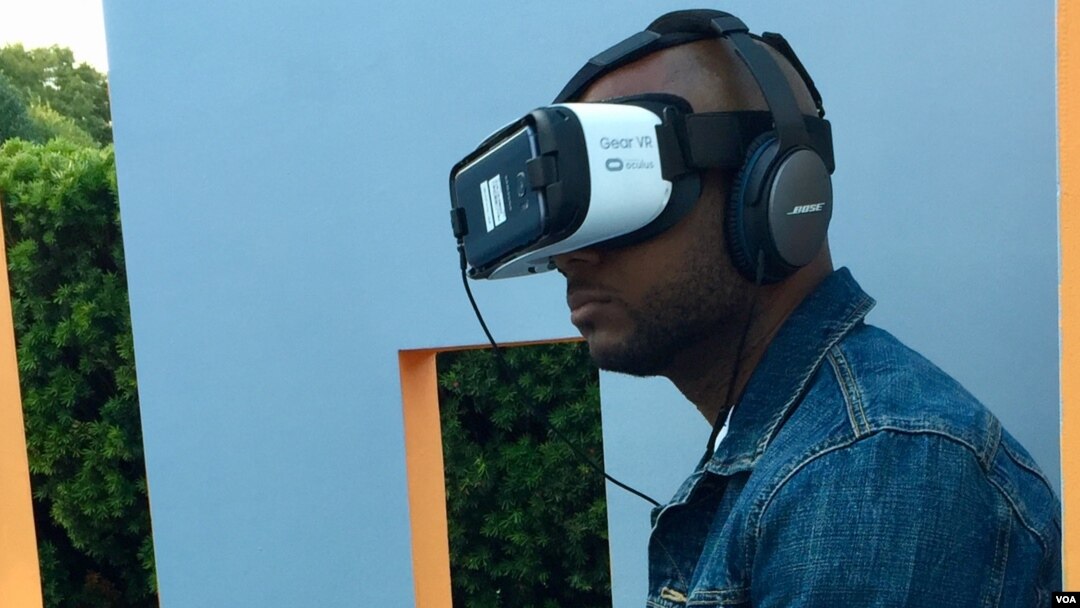 Duane Rollins of Washington, D.C., tries an exhibit that simulates solitary confinement. He said "It takes away your humanity," he said. (M. Salinas/VOA)