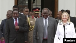 Kenya's President Mwai Kibaki (C), flanked by U.S. Secretary of State Hillary Clinton (R) and his vice president Kalonzo Musyoka (L), leaves after a meeting at State House in Nairobi August 4, 2012. 
