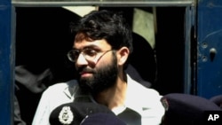 ئەحمەد سەعید شێخ لە کاتی بردنی بۆ دادگا لە مانگی سێی ساڵی 2002 (ئەرشیفی وێنە)