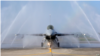 资料照片：一架美国制造的F-16V战斗机在一次演习期间接受自动清洗机的清洗。(2020年1月15日)