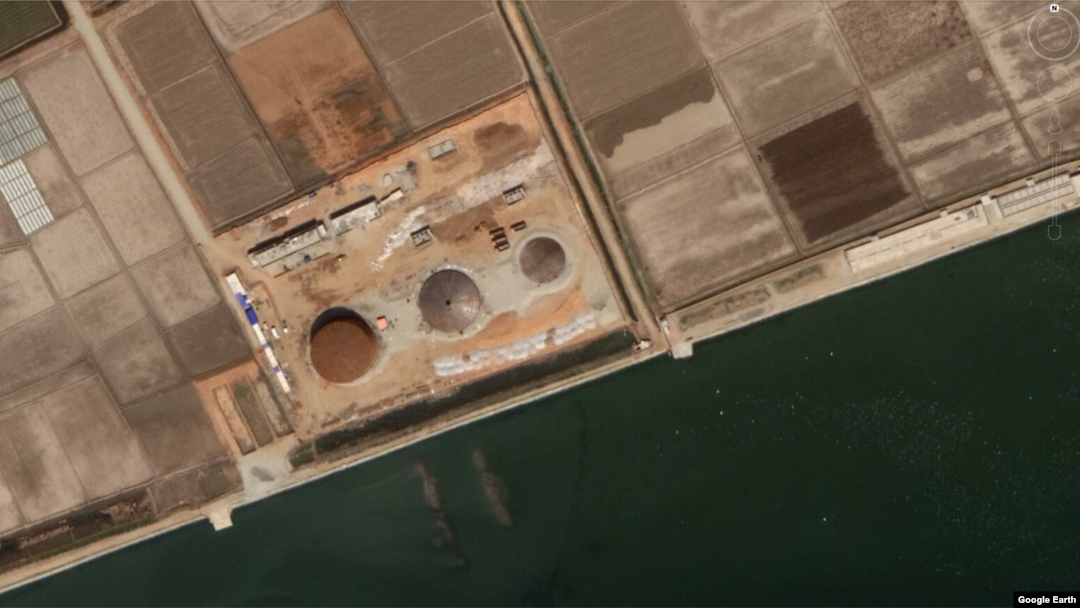 북한 남포항 유류저장시설 주변에 새로운 저장탱크 3개가 세워지고 있다. Google Earth / Maxar Technologies