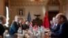 美国贸易代表莱特希泽（右二）和商务部长罗斯等要员同中国副总理刘鹤率领的中方代表团在华盛顿举行贸易会谈（2019年1月30日法新社）