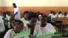 (Foto de arquivo) Crianças exploram pequenos computadores portáteis na escola da missão católica Dom Bosco no Sambizanga, Luanda. Angola