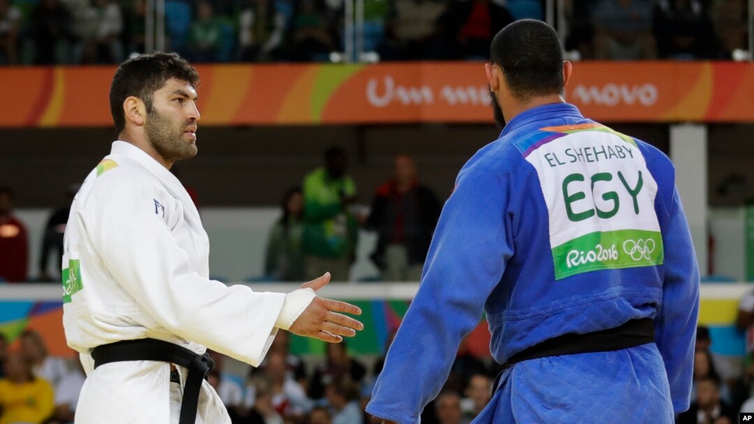 Egypt's Islam El Shehaby, blue, declines to shake hands with Israel's Or Sasson, white, after losing during the men's over 100-kg judo competition at the 2016 Summer Olympics in Rio de Janeiro, Brazil, Aug. 12, 2016.