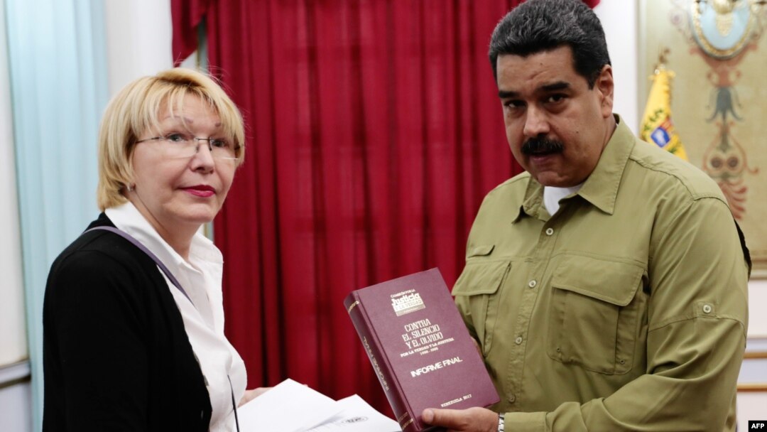 Venezuelan President Nicolas Maduro (R) talks with Attorney General Luisa Ortega Diaz during a meeting at Miraflores presidential palace in Caracas, April 1, 2017. (Presidencia de Venezuela Handout)