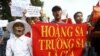 Hàng trăm người mang biểu ngữ xuống đường biểu tình chống Trung Quốc tại Hà Nội, ngày 1/7/2012