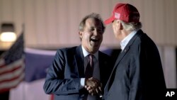 Ish presidenti Donald Trump dhe prokurori i përgjithshëm i shtetit të Teksasit, Ken Paxton, 22 tetor 2022.