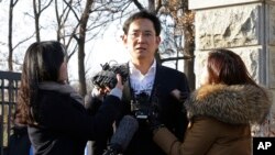 5일 삼성전자 이재용 부회장이 2심 항소심에서 집행유예를 선고 받고 석방된 후 기자들의 질문에 답하고 있다. 