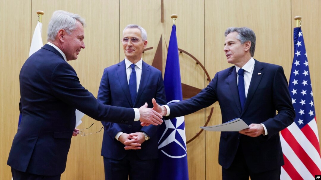 4-aprel, 2023: Finlyandiya Tashqi ishlar vaziri Pekka Haavisto AQSh Davlat kotibi Entoni Blinkenga uning mamlakati NATOga kirishga tayyor ekani haqidagi hujjatni taqdim etmoqda
