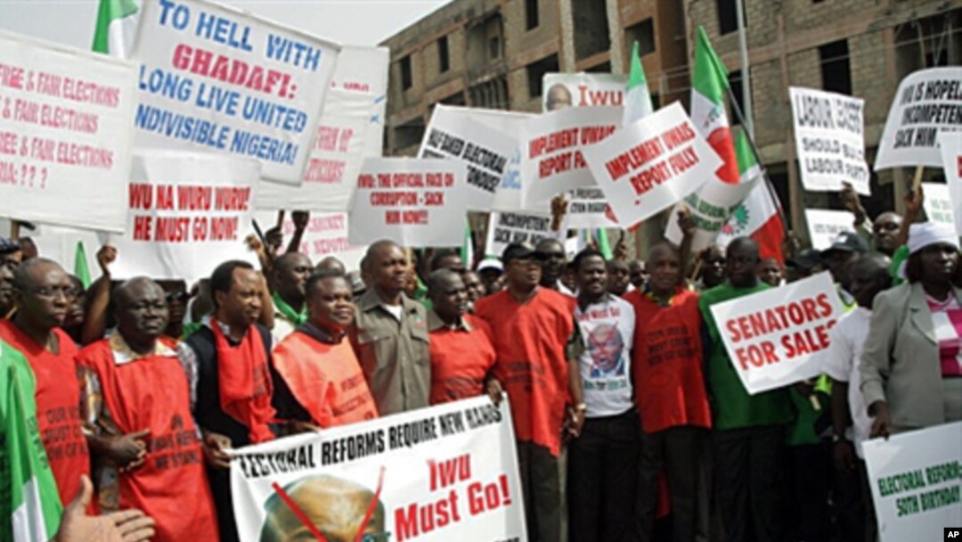 Nigerian Labor Congress (NLC) officials lead a rally calling for the removal of Independent National Electoral Commission (INEC) chairman Maurice Iwu (File photo - 21 March 2010)