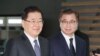 韩国国家安全室室长郑义溶（左）和国家情报院院长徐薰抵达仁川机场，准备启程前往华盛顿，向美方通报韩国代表团与朝鲜金正恩会谈的情况。（2018年3月8日）