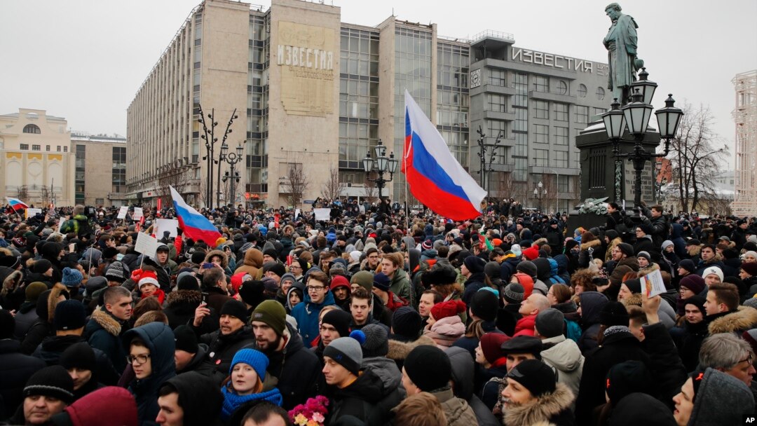 Protesters gather during a rally at Pushkin square in Moscow, Sunday, Jan. 28, 2018. Opposition politician Alexey Navalny calls for nationwide protests following Russia's Central Election Commission's decision to ban his presidential candidacy. 