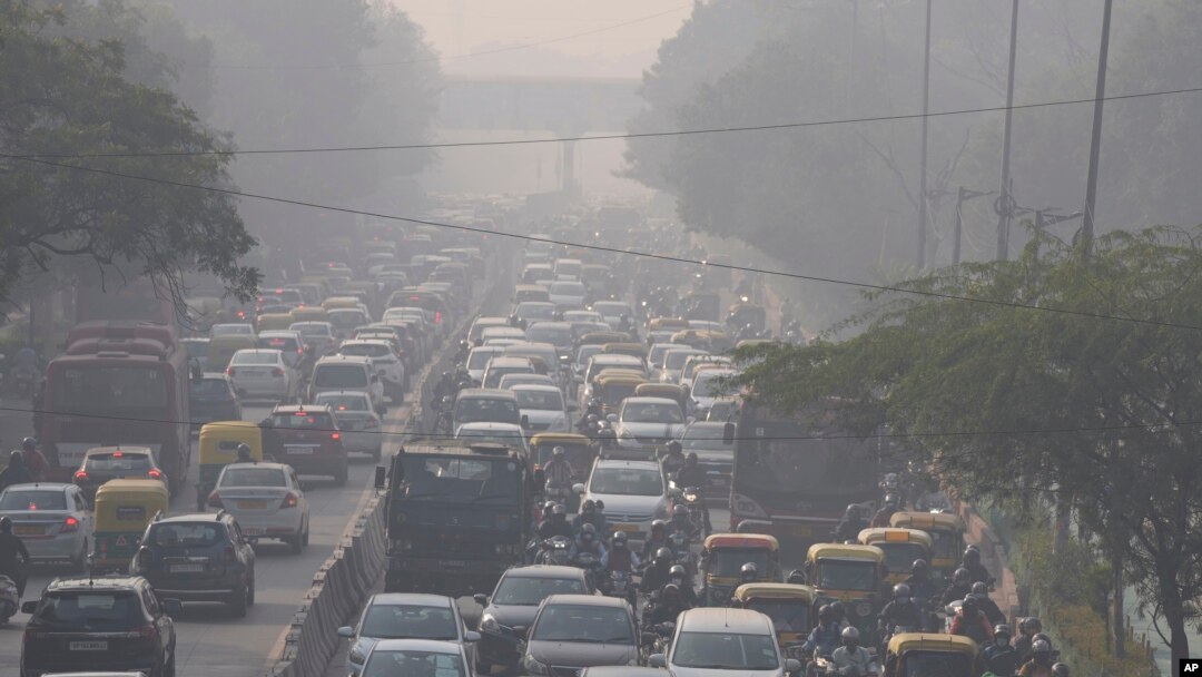 Commuters drive amidst morning haze and toxic smog in New Delhi, India, Wednesday, Nov. 17, 2021. (AP Photo/Manish Swarup)
