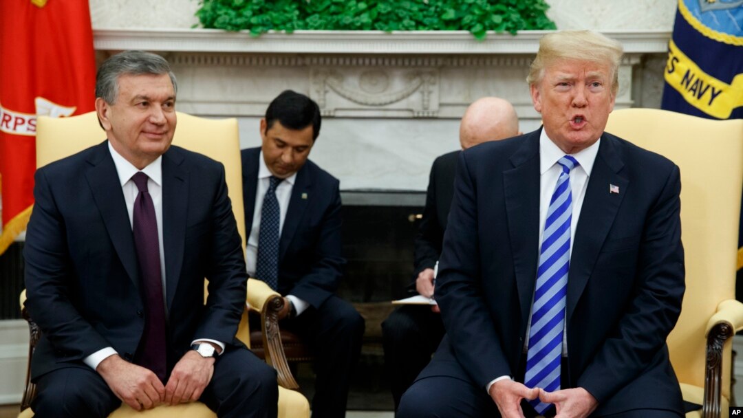 O'zbekiston Prezidenti Shavkat Mirziyoyev (chapda) AQSh rahbari Donald Tramp bilan, Oq uy, 16-may, 2018-yil