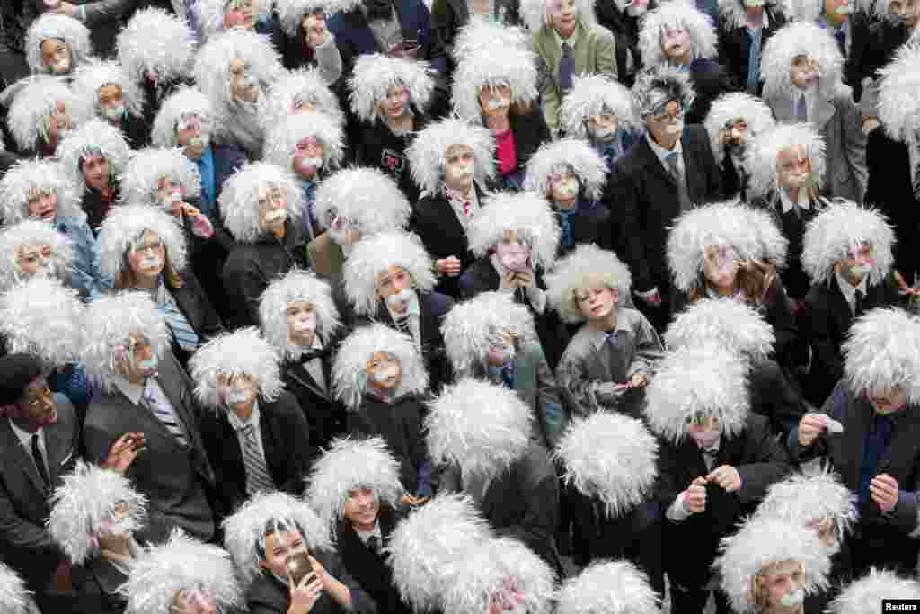 Some of the 404 participants poses for a photo during the "Next Einstein" competition which set a Guinness World Record for the "largest gathering of people dressed as Albert Einstein" according to organizers of the Einstein Legacy Project, to encourage innovation and free-thinking, in Toronto, Canada, March 28, 2017. (Courtesy of Canadian Friends of the Hebrew University)