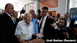 Rêberê darbeya leşkerî ya 1980 Kenan Evren di dema referanduma ser hin xalên qanûna bingehîn de dengê xwe dide (Îlon 12, 2010.