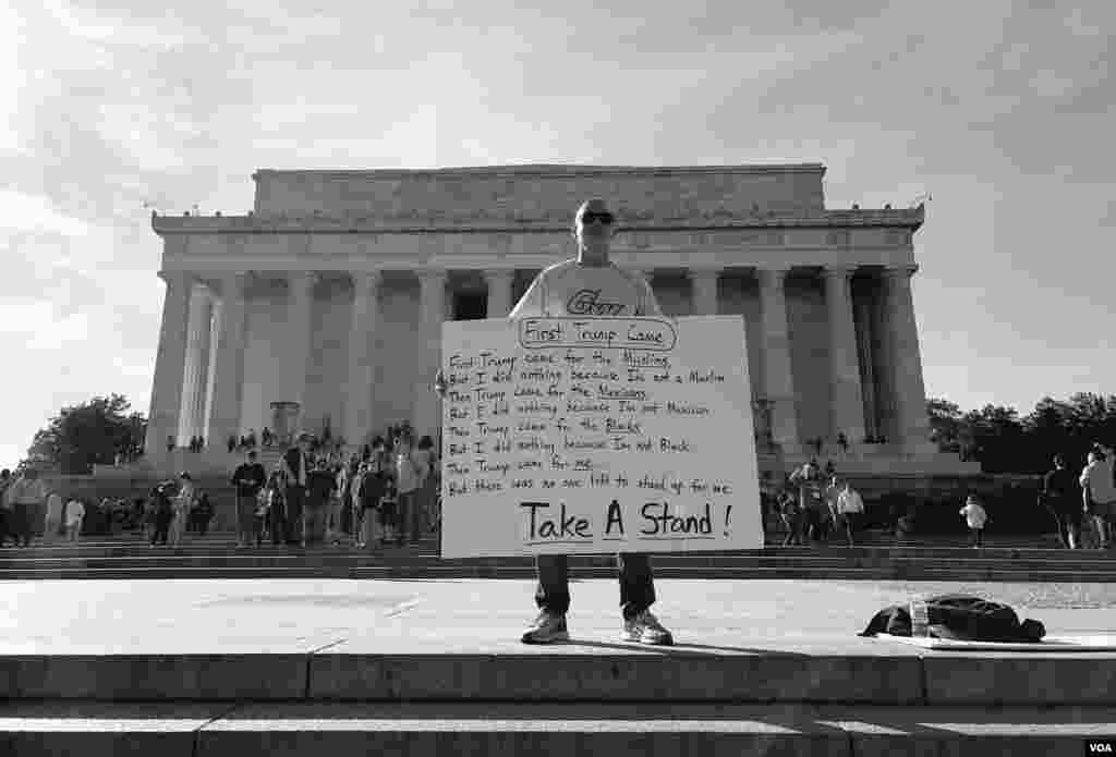 A man stands in front of Lincoln Memorial in Washington, D.C., with a message against President Trump on Presidents' Day. (Sama Dizayee/VOA Kurdish)